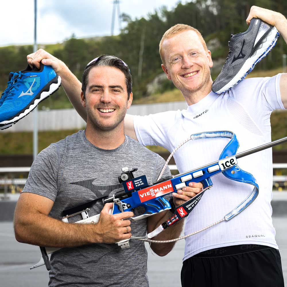 Lars Zachariassen holder opp løpesko sammen med en skiskytter
